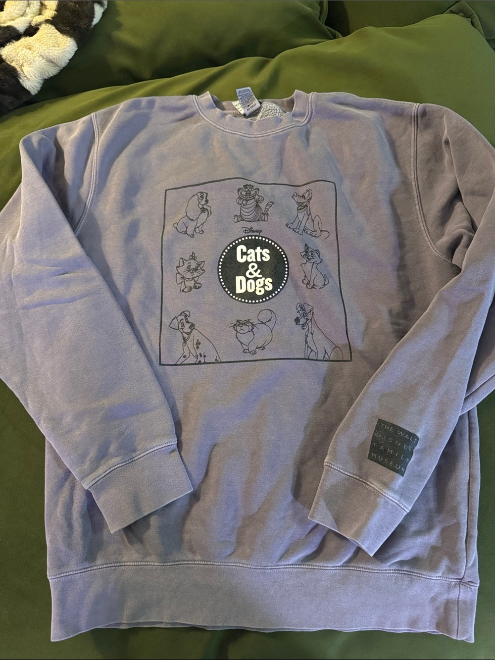 Like new Walt Disney Family Museum - Dogs & cats of Disney crewneck